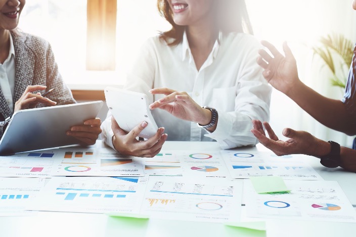 People discuss a market analysis at the table